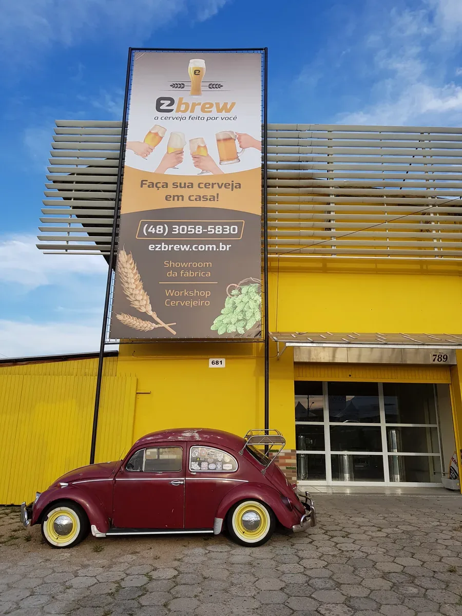 Fachada amarela da primeira sede da EZbrew em Palhoça