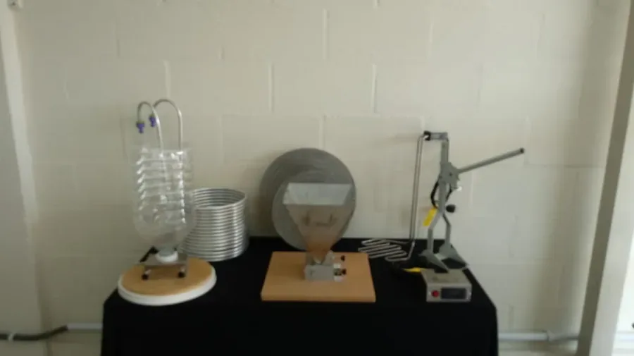 Primeiro showroom da EZbrew com equipamentos sobre a mesa