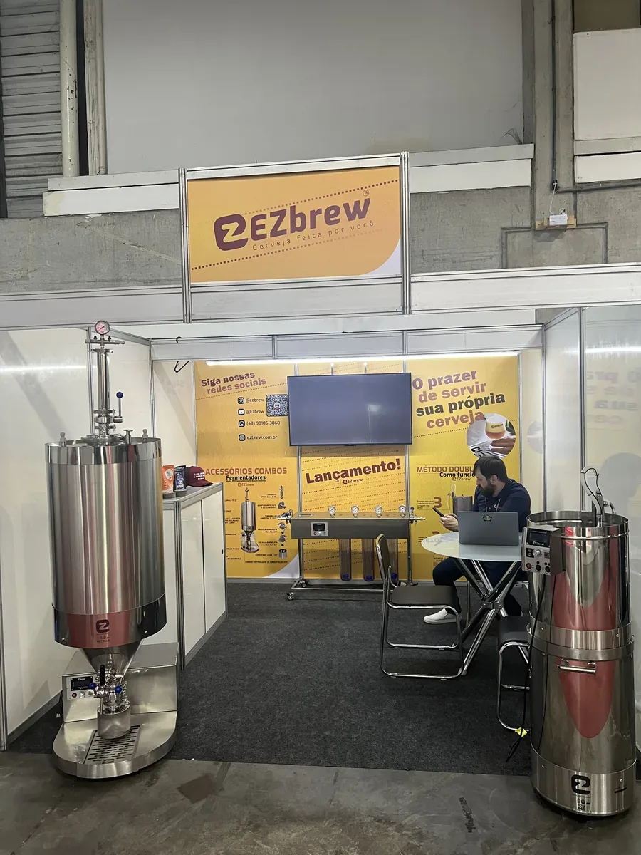 Um dos primeiros stands de feira da EZbrew