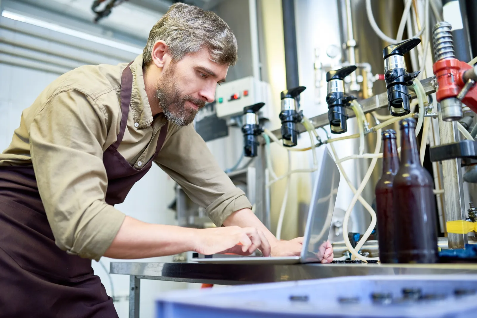 Cervejaria doméstica EZbrew montada em uma cozinha, com fermentador cônico e sistema de filtragem