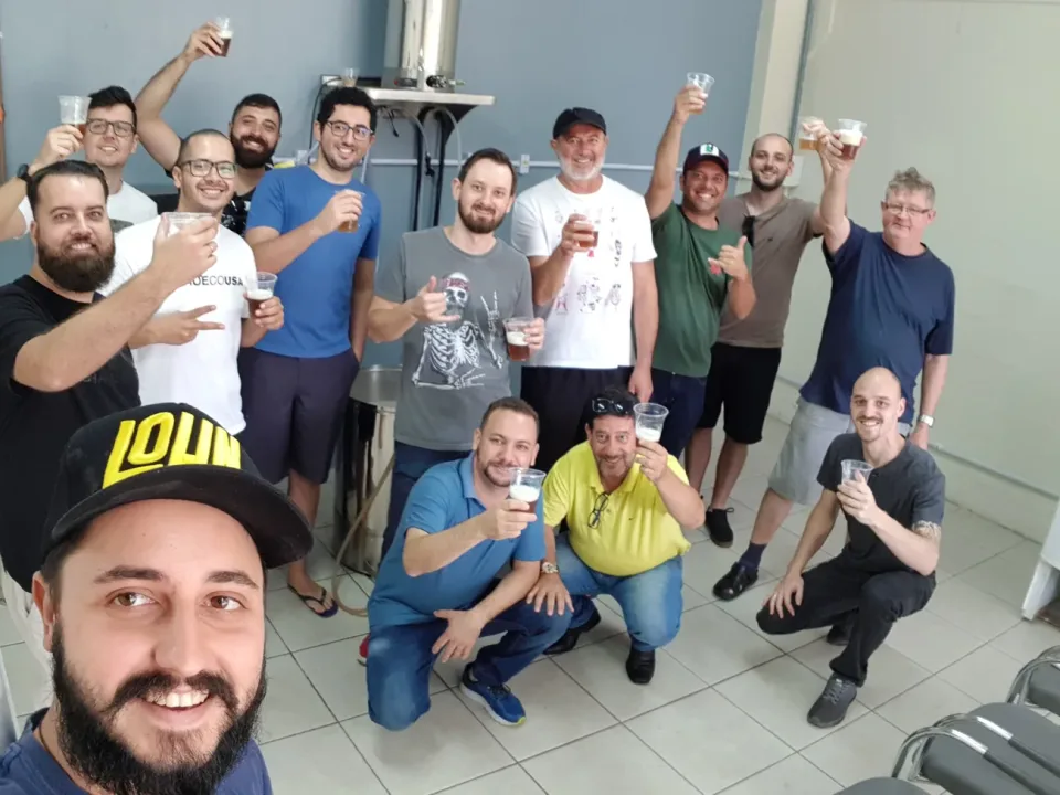 Grupo de participantes de um workshop presencial da EZbrew brindando